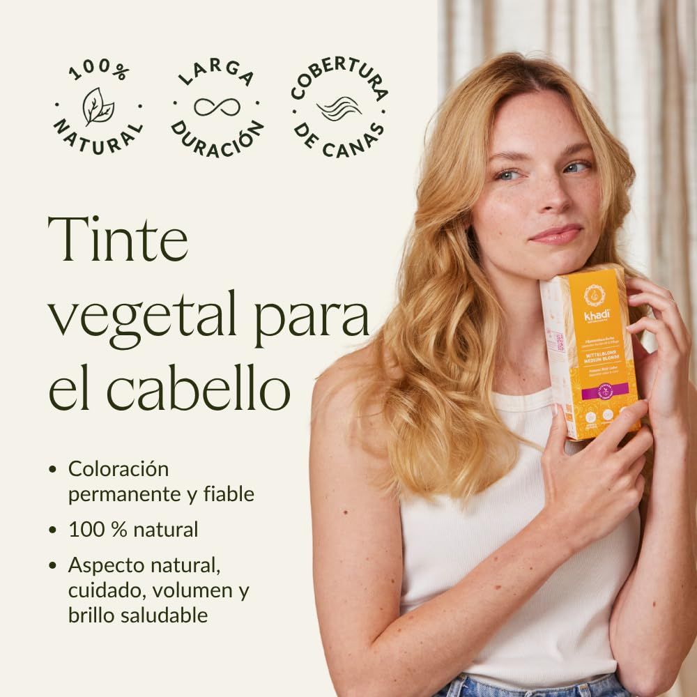 Frau hält eine Produktverpackung. Auf der Verpackung steht "Tinte vegetal para el cabello".