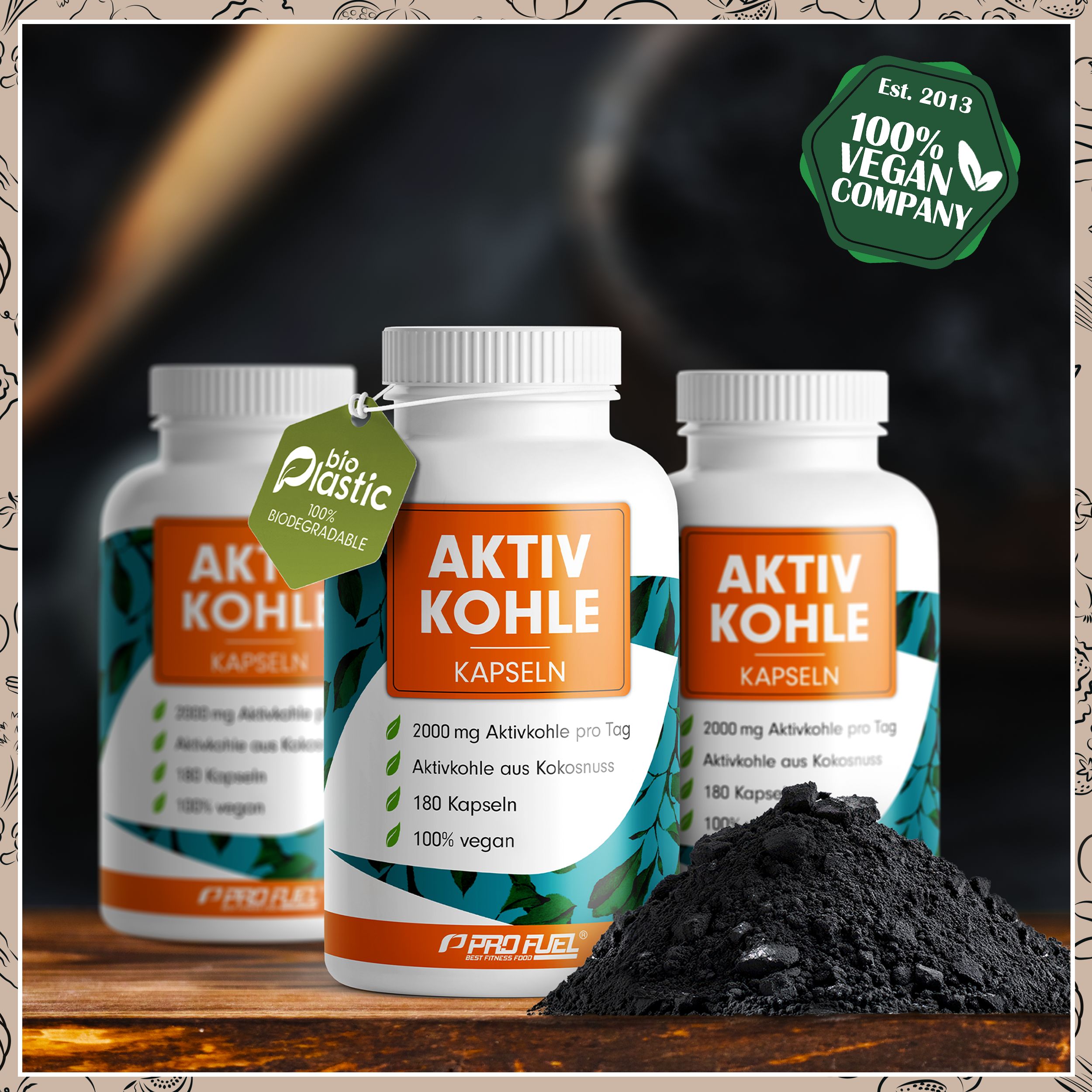 Drei weiße Flaschen Aktivkohle Kapseln. Daneben ein Haufen schwarzes Pulver. Mit Logos und Siegeln.