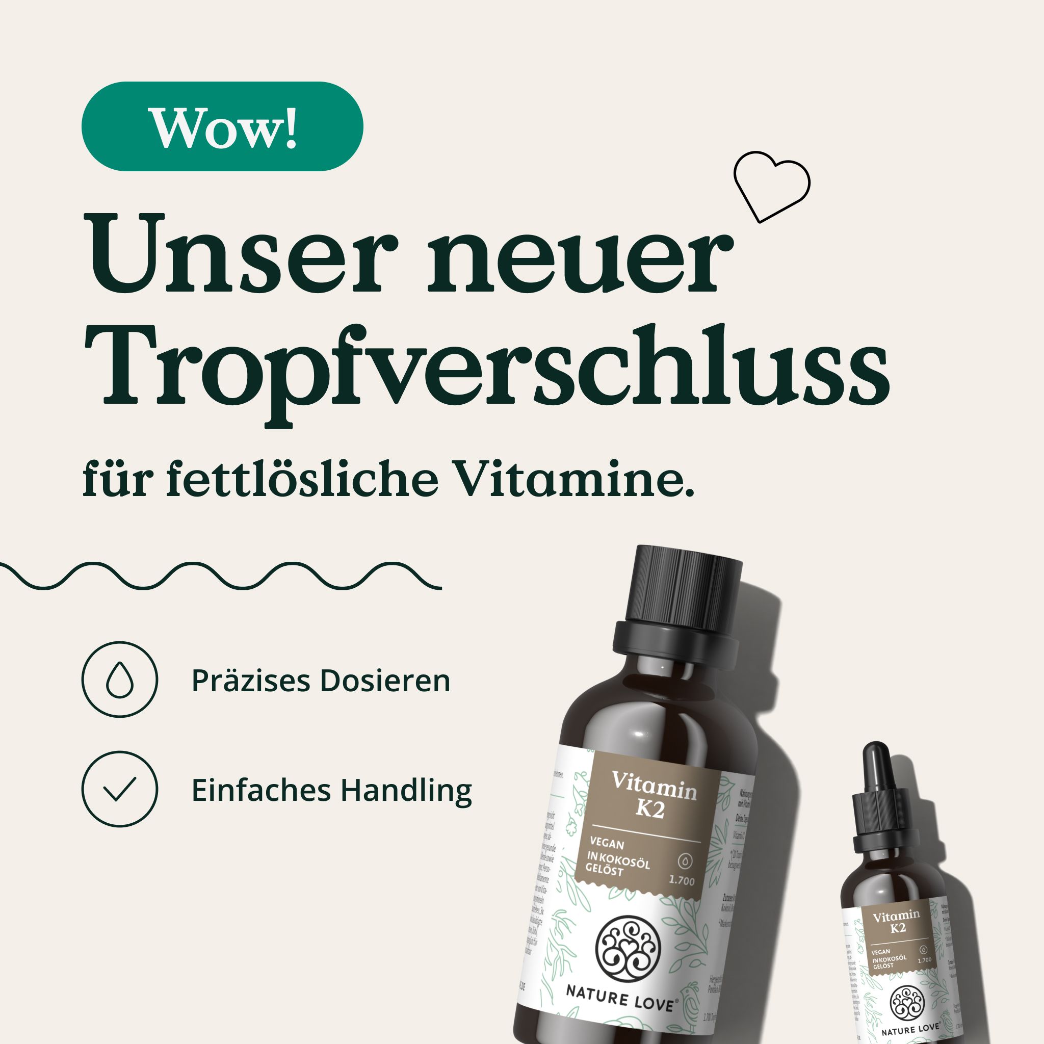 Zwei braune Glasflaschen mit Vitamin K2. Eine mit Tropfer. Text: Präzises Dosieren, Einfaches Handling.