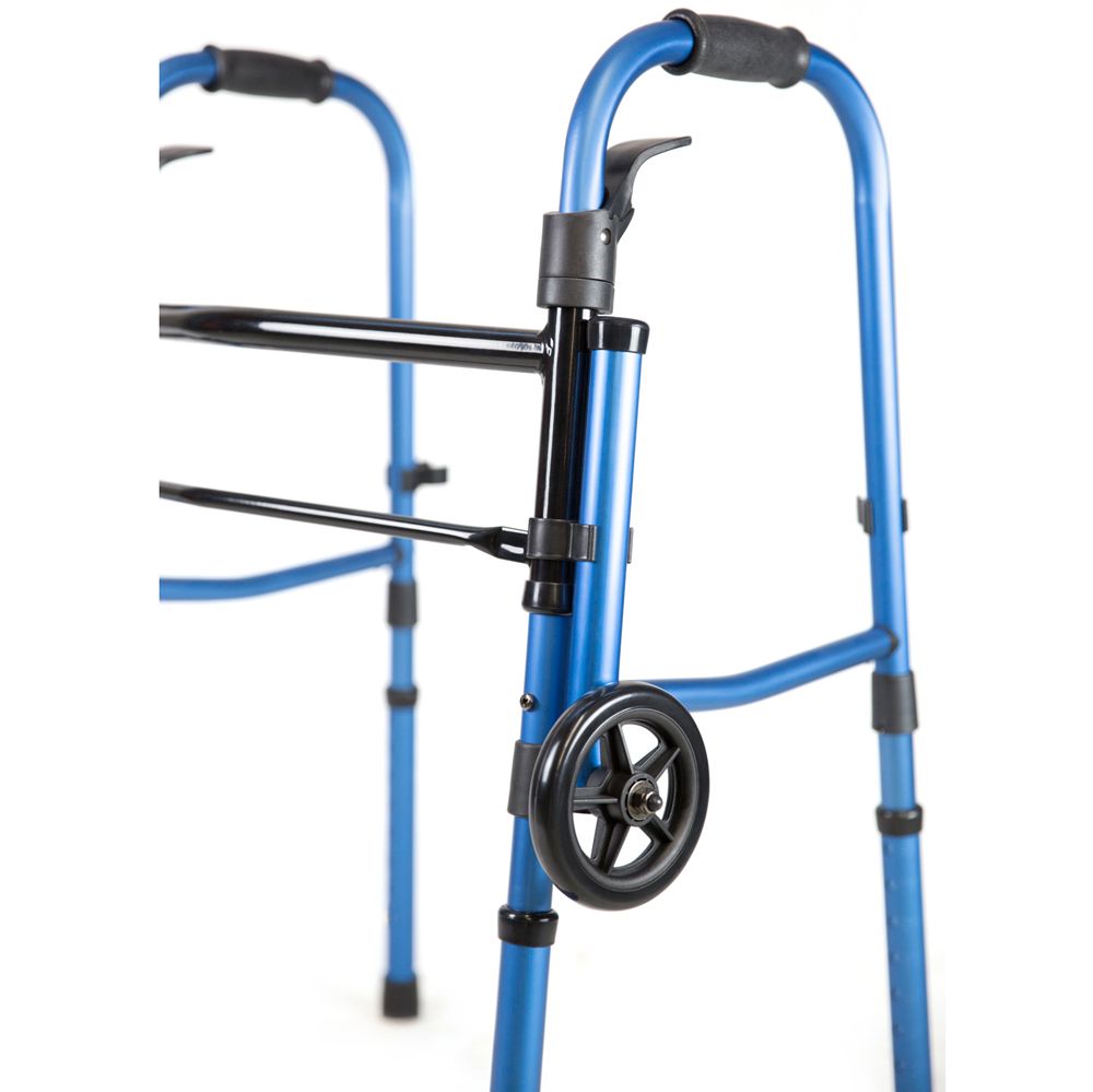 Nahaufnahme eines blauen Gehwagens mit Rad. Schwarze Griffe und Verbindungsstreben.
