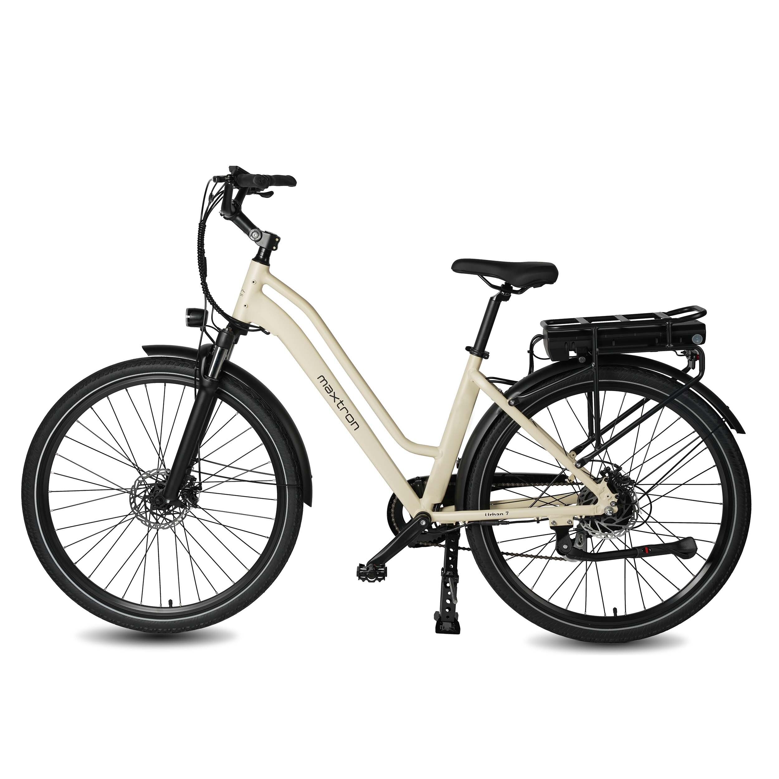 Hellfarbiges E-Bike mit schwarzen Elementen. Seitenansicht. Rahmen, Räder, Schutzbleche, Sattel und Akku.
