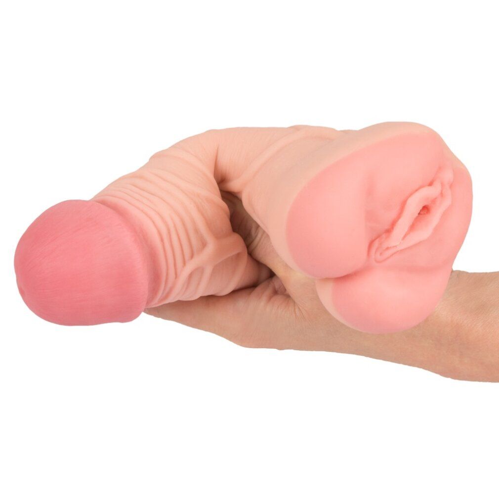 Masturbator in Hand gehalten. Beige und rosa. Geformt wie ein Penis mit Öffnung.