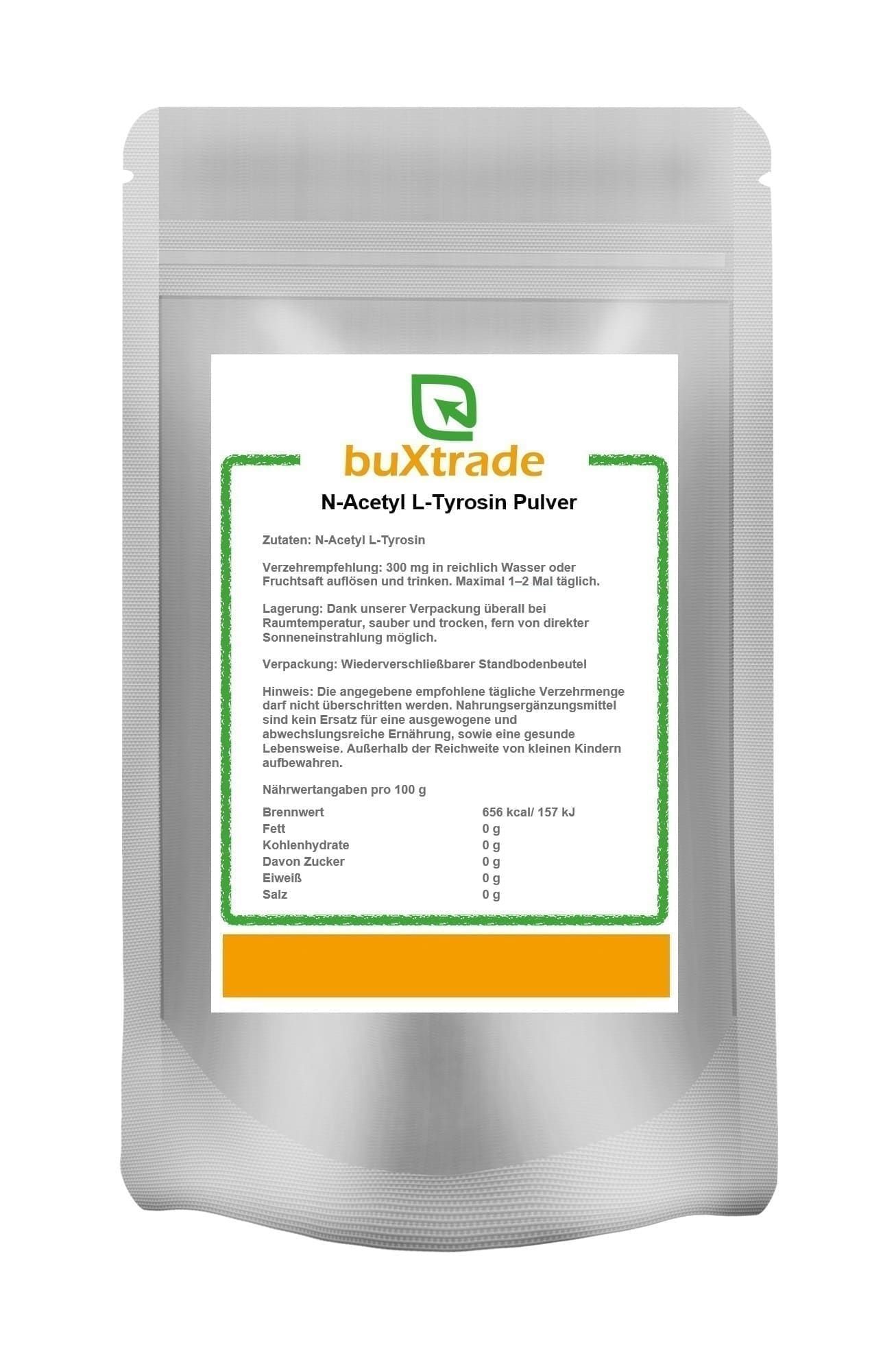 Beutel mit Produktetikett. Aufschrift: buXtrade, N-Acetyl L-Tyrosin Pulver. Grün-weißes Etikett mit Nährwertangaben.
