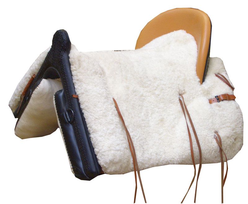 Sattel mit weißem Fellfutter, schwarzem Leder und braunen Riemen. Seitenansicht. Isoliert auf weißem Hintergrund.