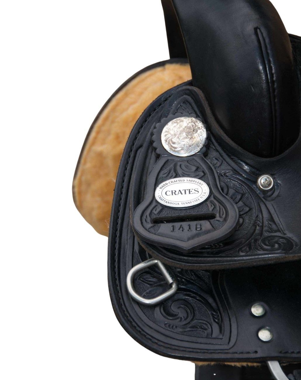 Nahaufnahme des Sattelbaums mit Logo und floralen Mustern. Silberne Verzierungen und ein D-Ring sind zu sehen.