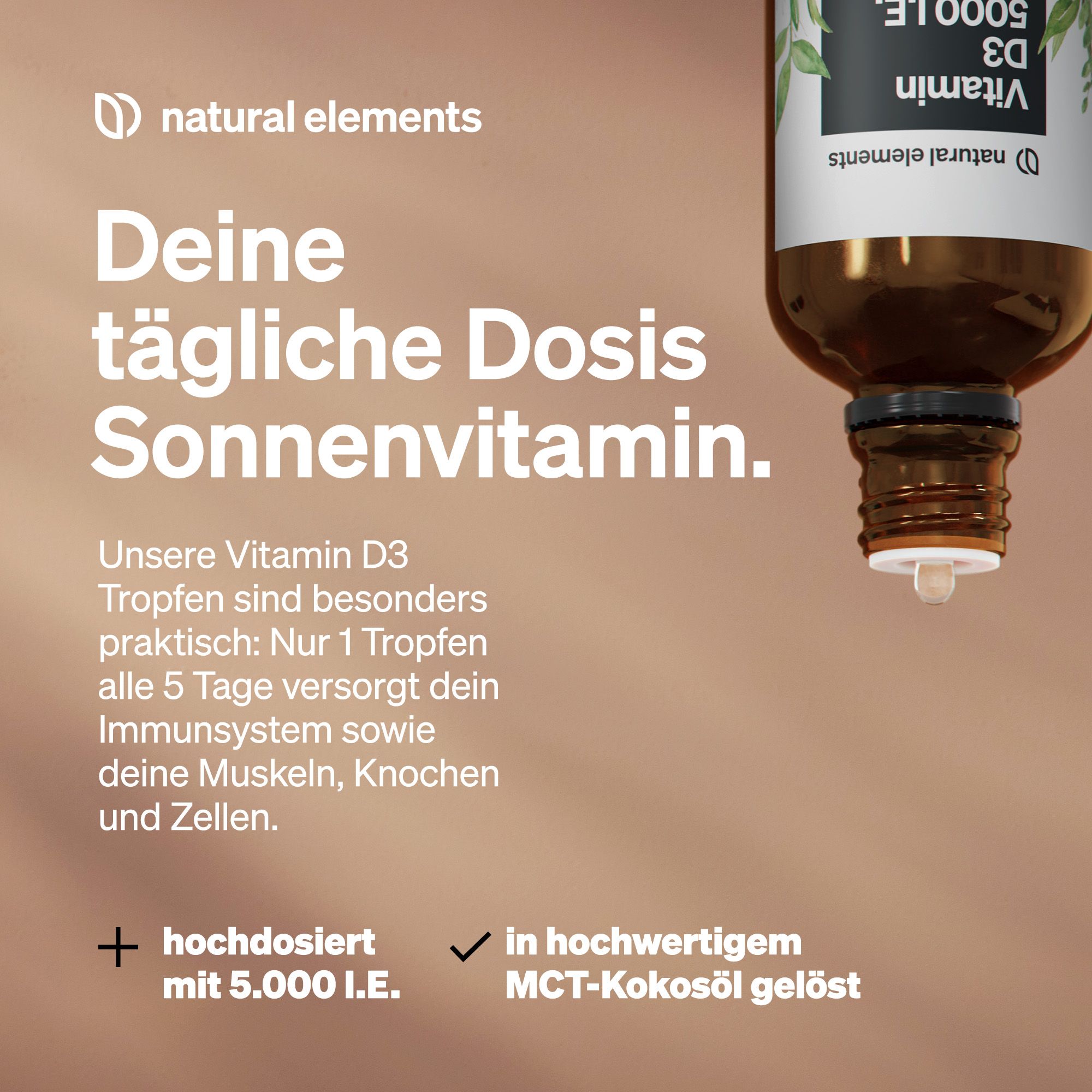 Produktflasche mit Etikett. "natural elements Vitamin D3 5000 I.E.". Text: "Deine tägliche Dosis Sonnenvitamin". Hochdosiert, in MCT-Kokosöl gelöst.