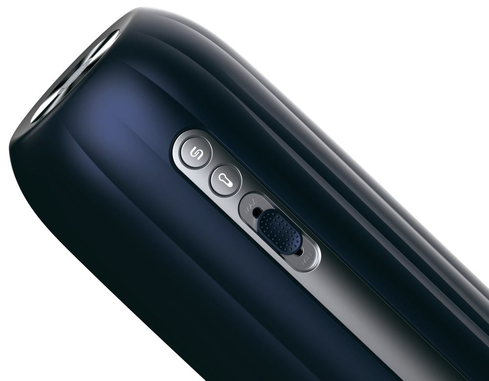 Detailansicht des dunkelblauen Geräts. Bedienfeld mit Knöpfen und Schalter. Silberner Streifen.