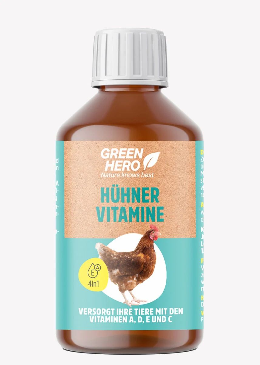 Braune Flasche mit weißem Deckel. Etikett mit Produktname und Huhn-Illustration. Text: Green Hero Hühner Vitamine.