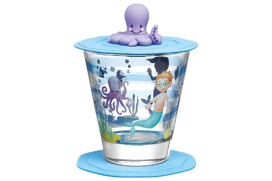 Glas mit Deckel und Untersetzer. Auf dem Deckel befindet sich ein lila Oktopus. Das Glas zeigt Unterwassermotive.