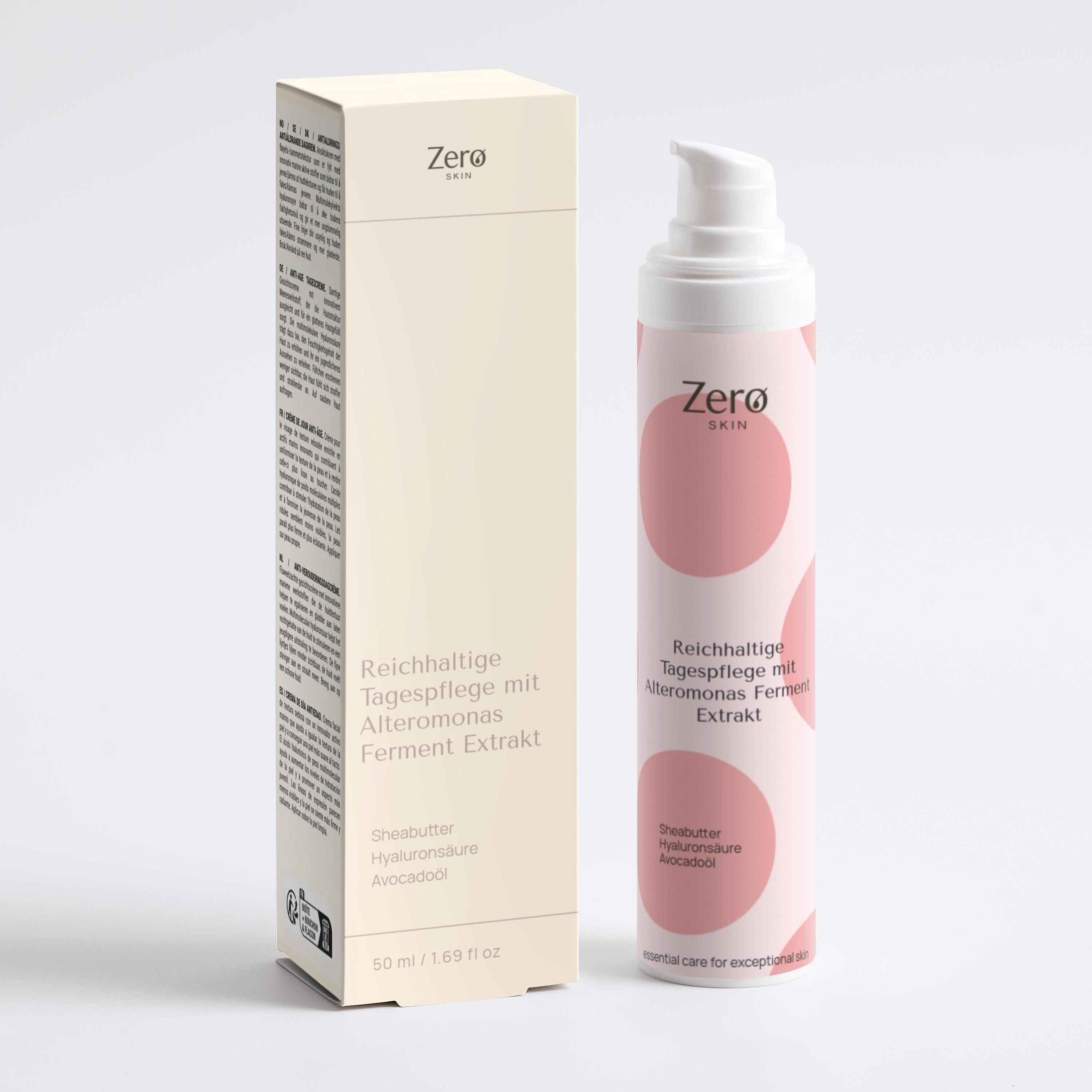 Zero Skin Tagespflege mit Alteromonas Ferment Extrakt in einem Pumpspender. Beigefarbene Faltschachtel daneben.