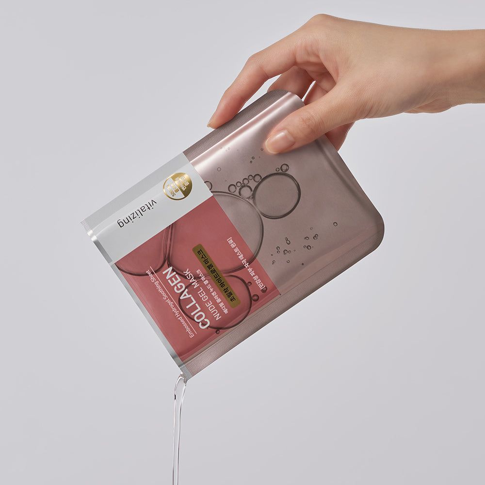 Eine Hand hält die Verpackung der MEDIHEAL Collagen Nude Gel Hydrogelmaske und gießt Flüssigkeit aus.