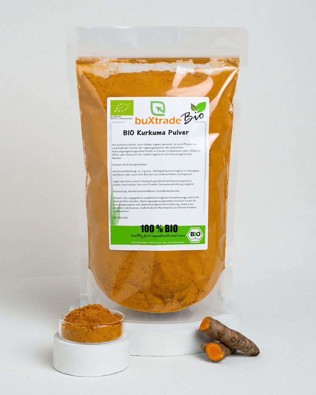 Verpackung mit BIO Kurkuma Pulver, Schale mit Pulver und Kurkumawurzeln.