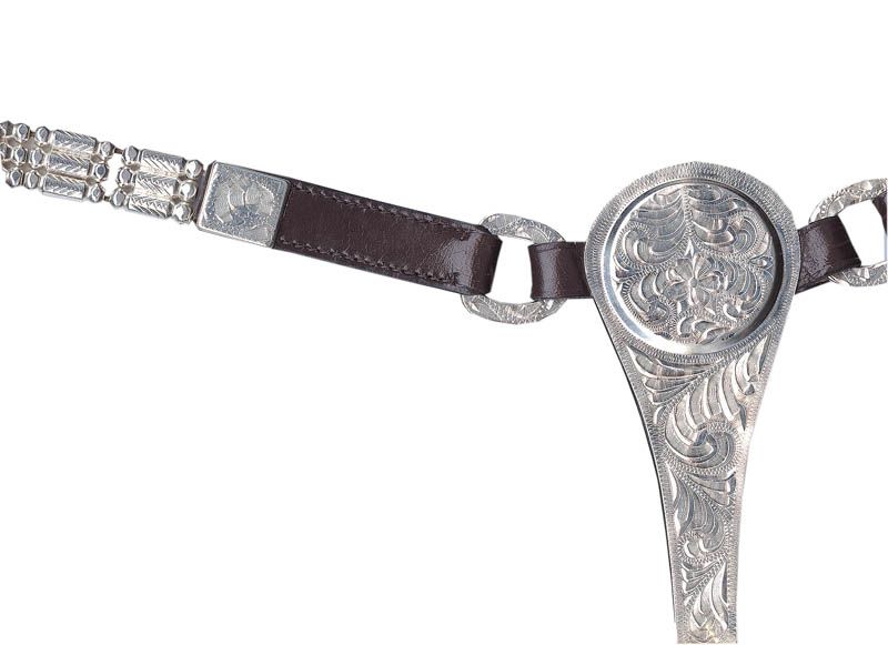 Silberfarbenes Vorderzeug mit floralen Mustern und braunem Leder.