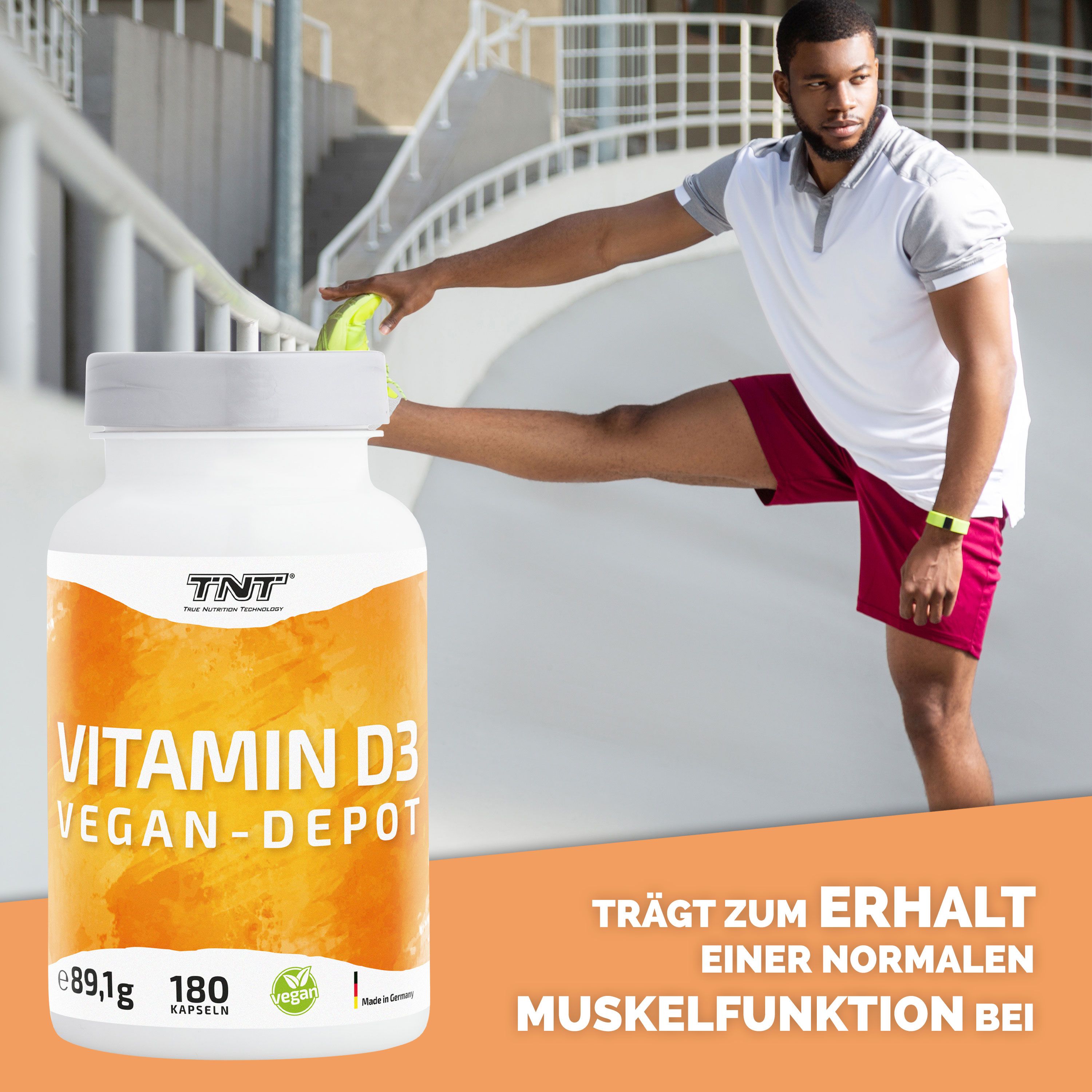 Mann dehnt sich neben TNT Vitamin D3 Vegan-Depot Flasche. Text: Trägt zum Erhalt einer normalen Muskelfunktion bei.