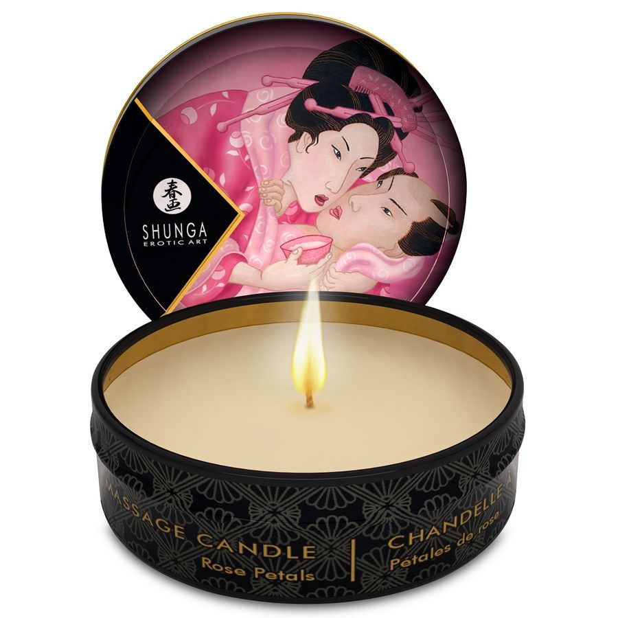 Runde, schwarze Kerze mit goldenem Rand. Deckel mit Illustration. Flamme brennt. Text: Massage Candle, Rose Petals.