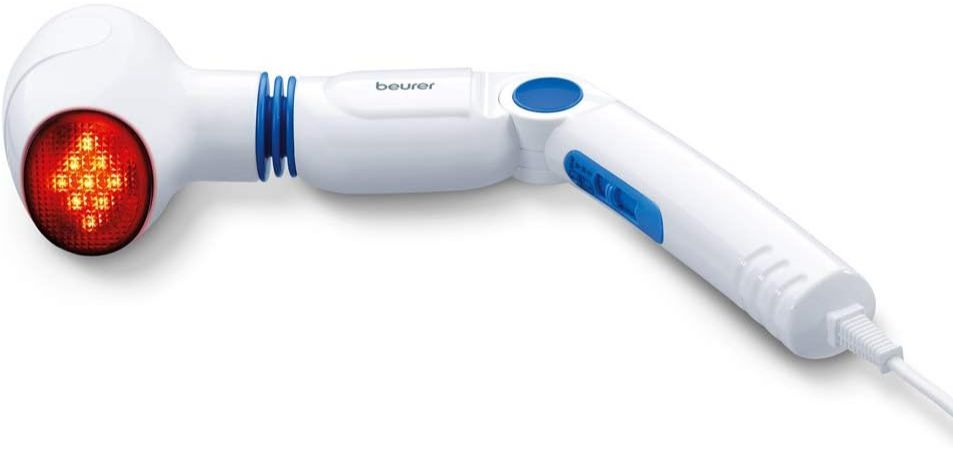 Weißes Massagegerät mit rotem Infrarot-Massagekopf. Blaues Detail am Griff. Marke: Beurer. Weißes Kabel.