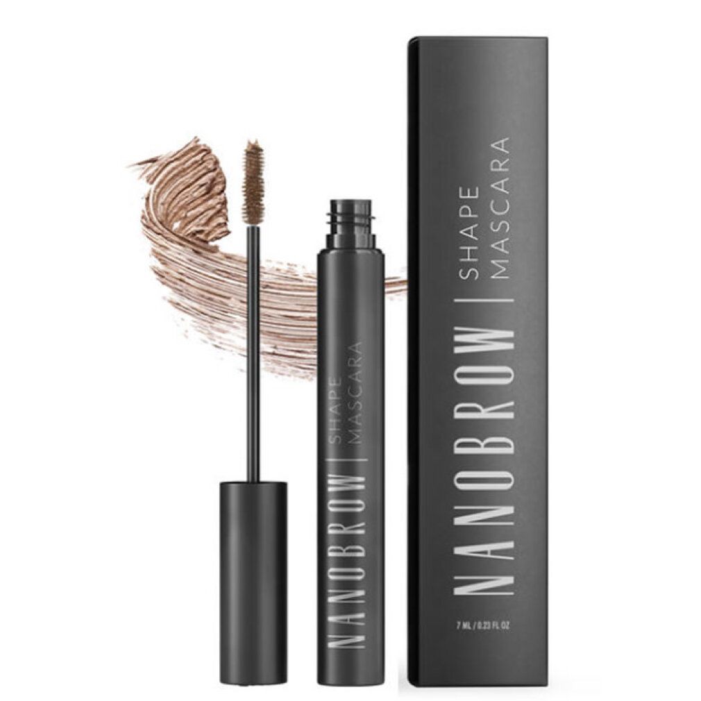 Mascara-Tube und -Bürste, daneben Verpackung mit Schriftzug NANOBROW SHAPE MASCARA. Farbton: Light Brown. Aufgetragenes Produkt.