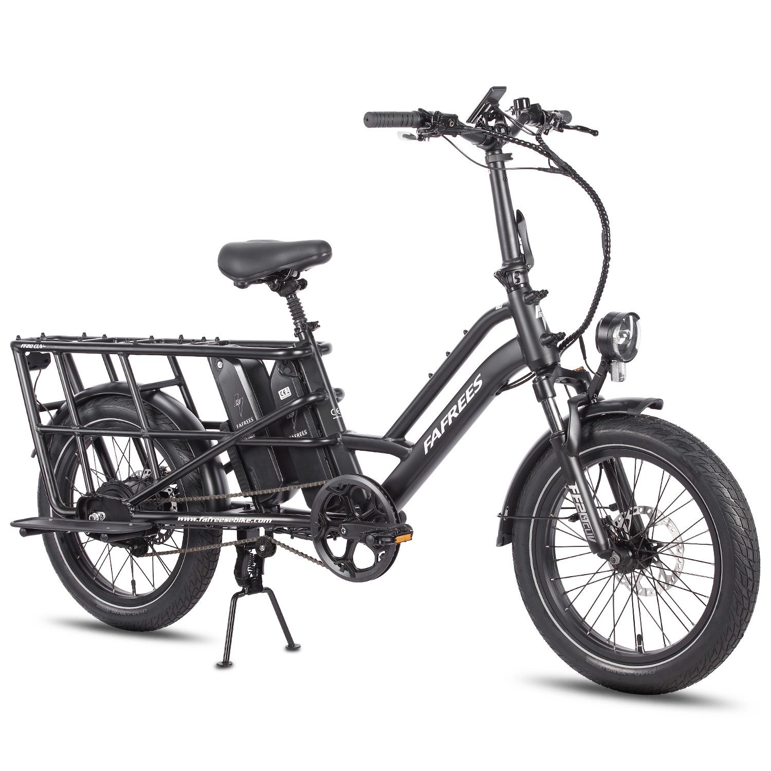 Schwarzes Elektrofahrrad mit Gepäckträger. Marke FAFREES sichtbar. Zwei Batterien, Scheinwerfer und Ständer.