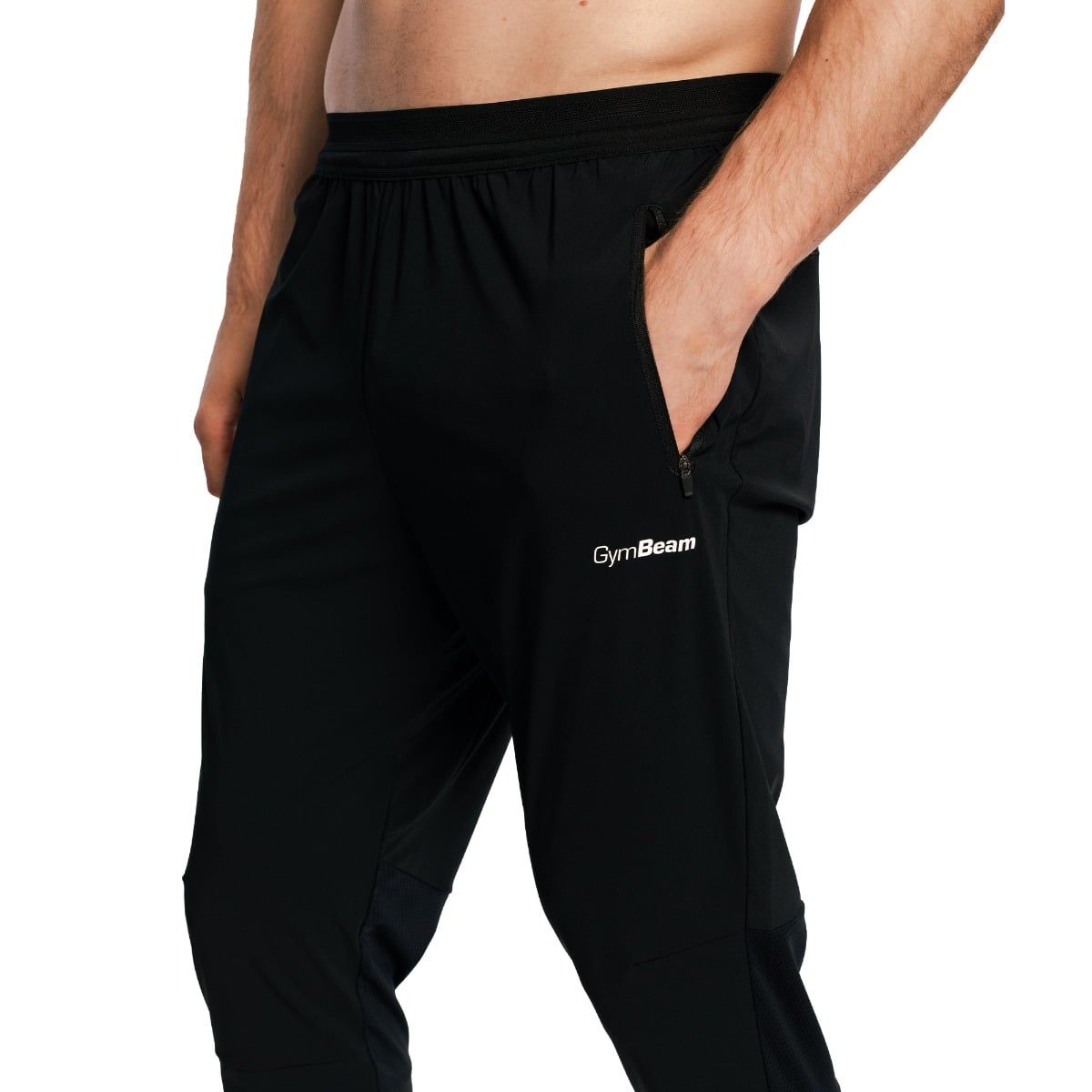 Detailansicht der Reißverschlusstasche einer schwarzen Herren-Jogginghose.