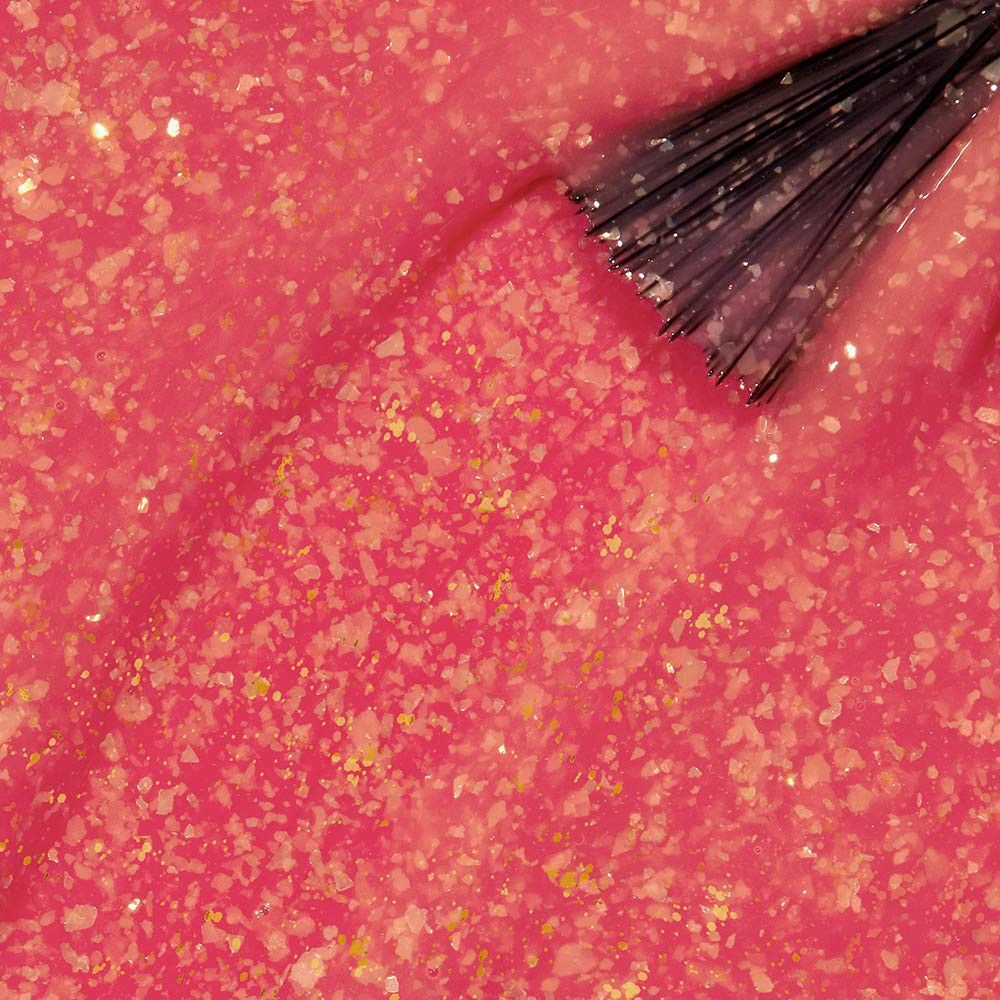 Nagellack mit Pinsel. Rosa Farbton mit goldenen Glitzerpartikeln. Nahaufnahme.