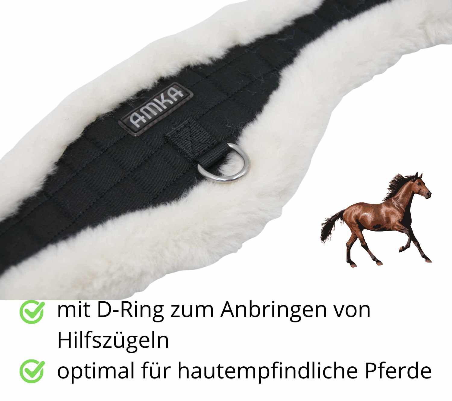 Schwarzer AMKA Dressurgurt mit D-Ring. Synthetisches Fell. Text: 'AMKA'.