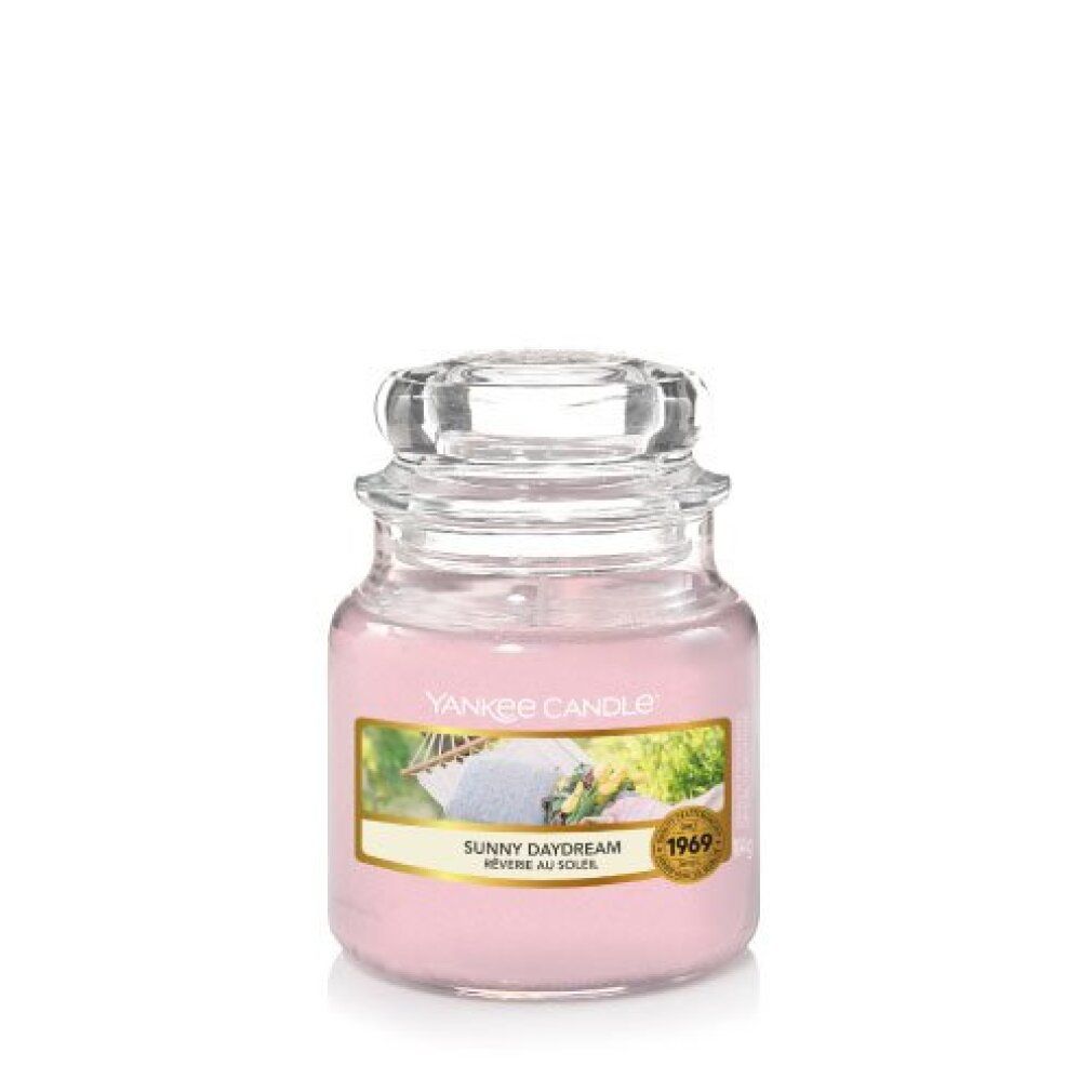 Kleine Duftkerze im Glas, rosa Wachs, Etikett mit Text und Bild, Deckel. Aufschrift: Yankee Candle, Sunny Daydream, 1969.