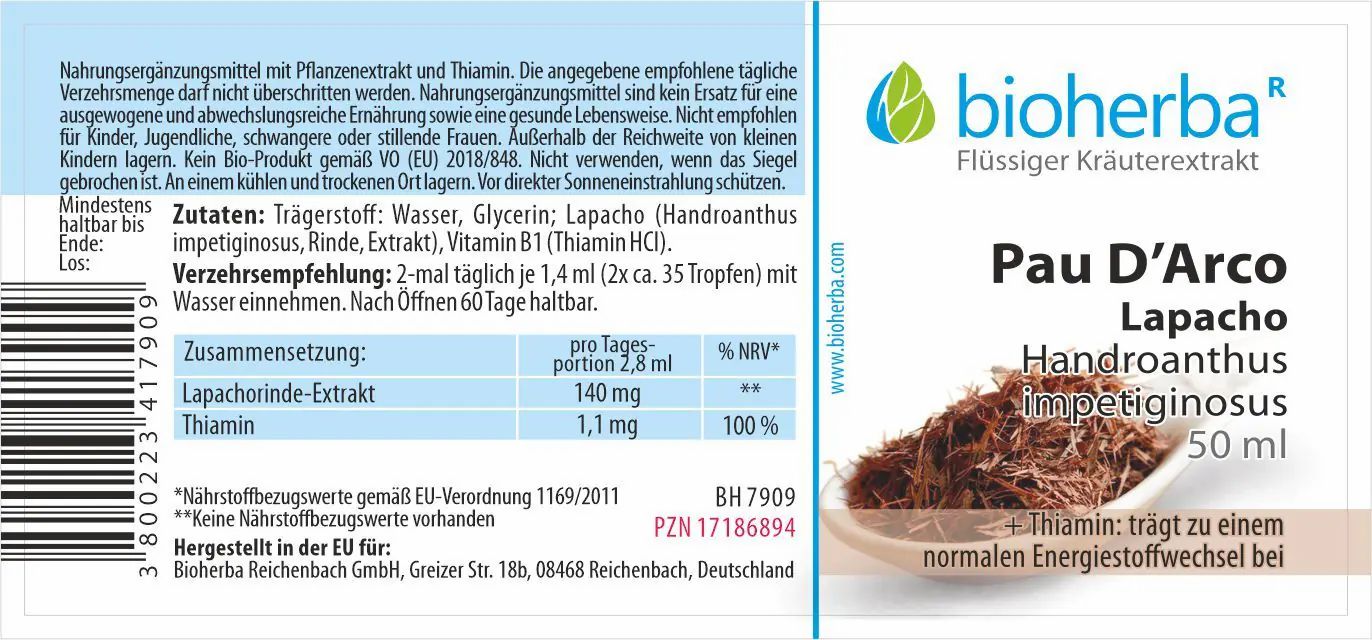 Etikett mit Produktname, Marke und Inhaltsangaben. Braunes Kräutermaterial. Text in Deutsch. Flasche im Hintergrund.