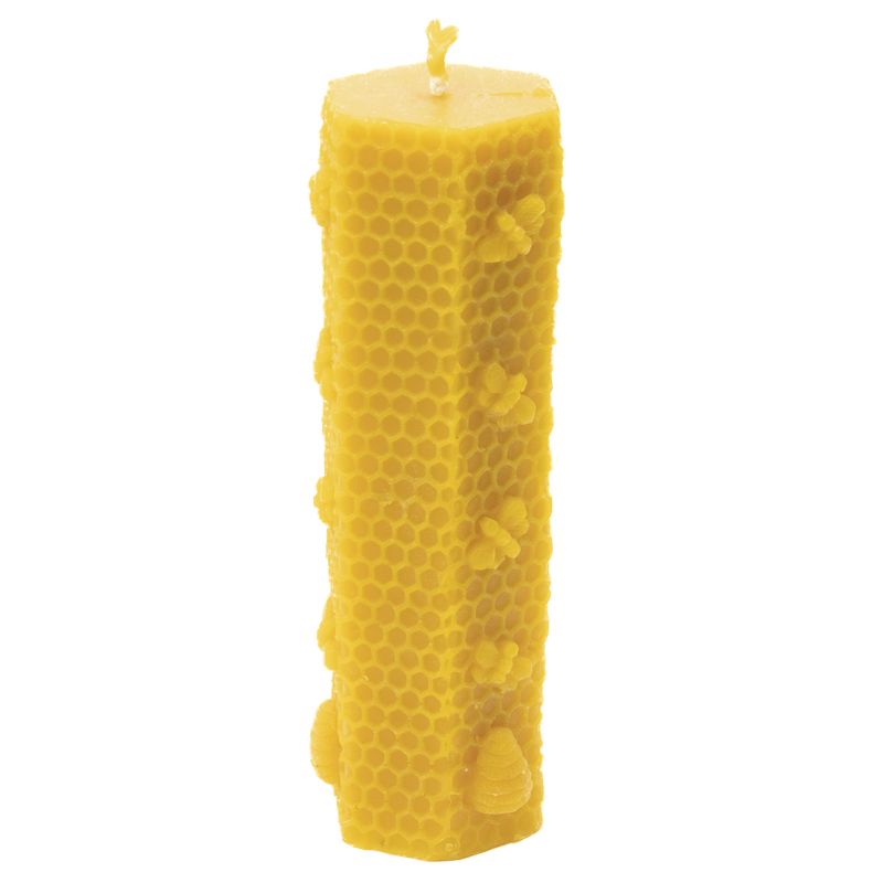 Gelbe Wachskerze mit Bienenwabenmuster und Bienen-Dekoration. Zylindrische Form, aufrecht stehend.