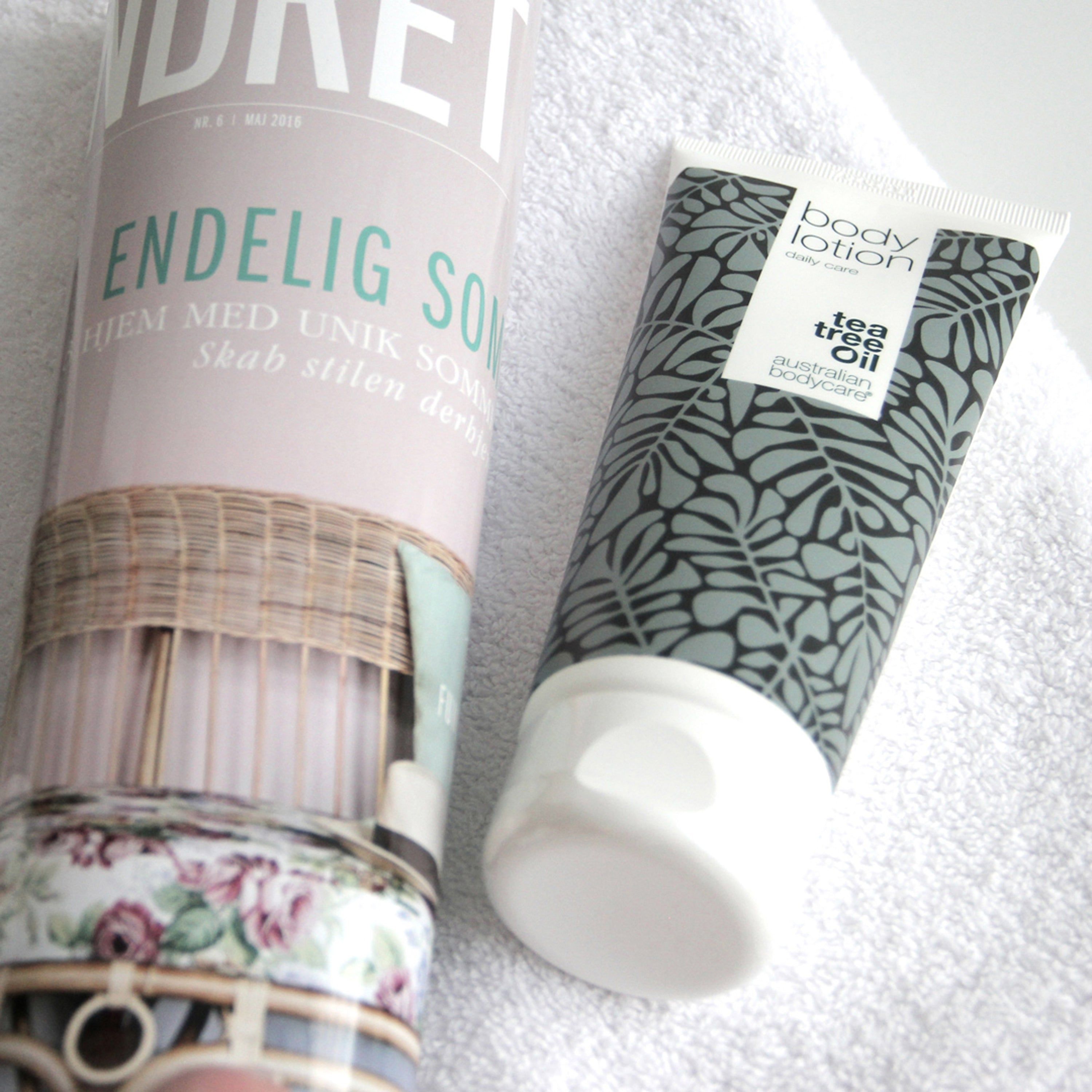 Körperlotion-Tube neben einer Zeitschrift. Aufschrift "Body Lotion".