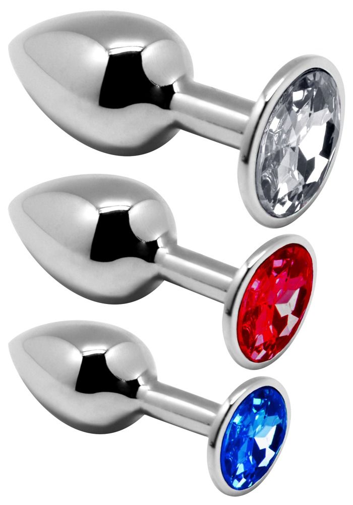 Drei Metall-Analplugs mit farbigen Schmucksteinen. Silberfarbenes Metall, klare, rote und blaue Steine.