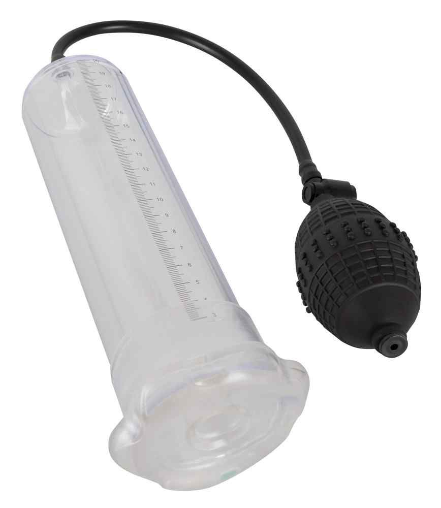 Transparenter Zylinder mit Skala, verbunden mit schwarzem Schlauch und Pumpe. Schrägansicht.