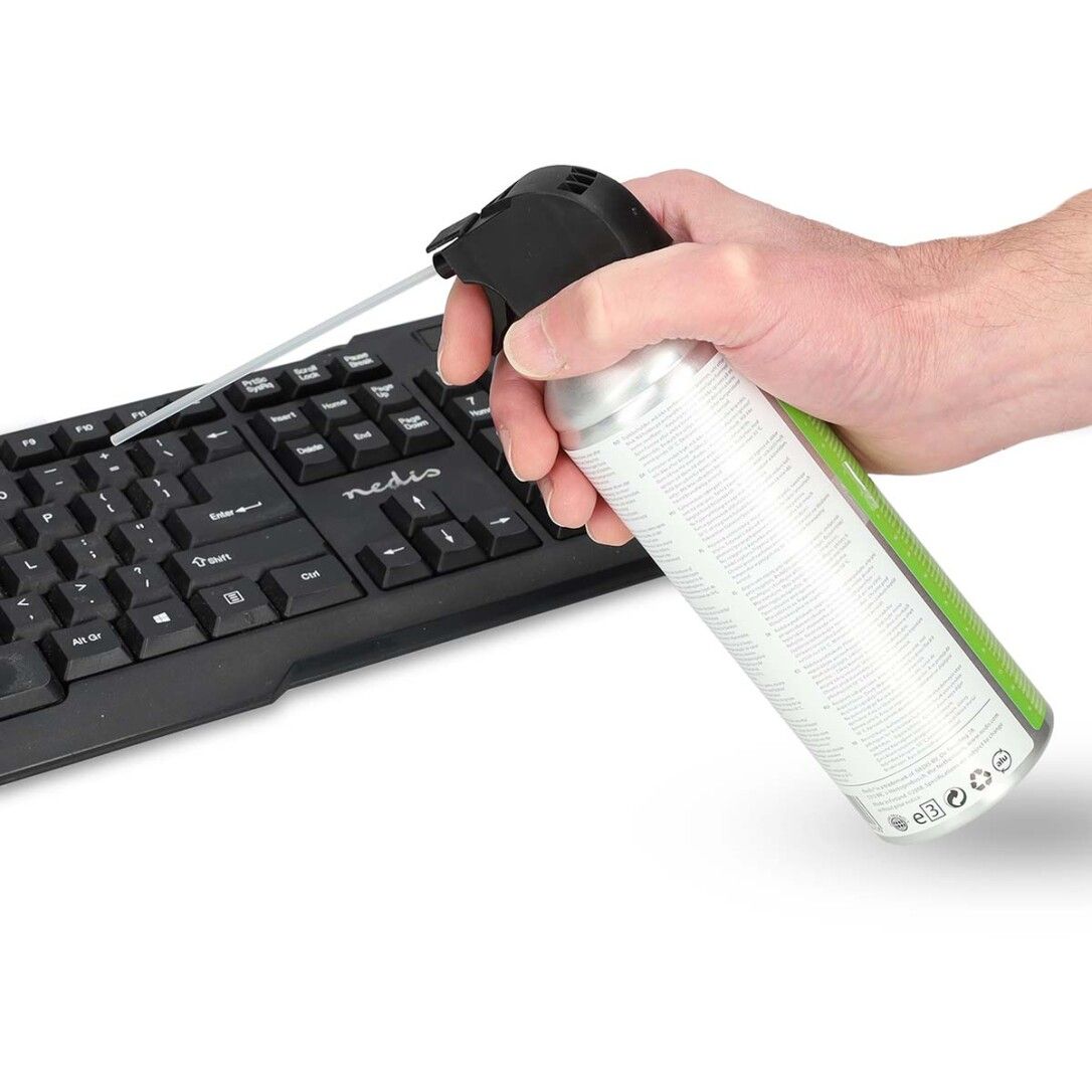 Druckluft-Reiniger, silberne Dose mit schwarzem Sprühkopf, wird über einer Tastatur gehalten. Ein langer, dünner Sprühaufsatz ist angebracht.