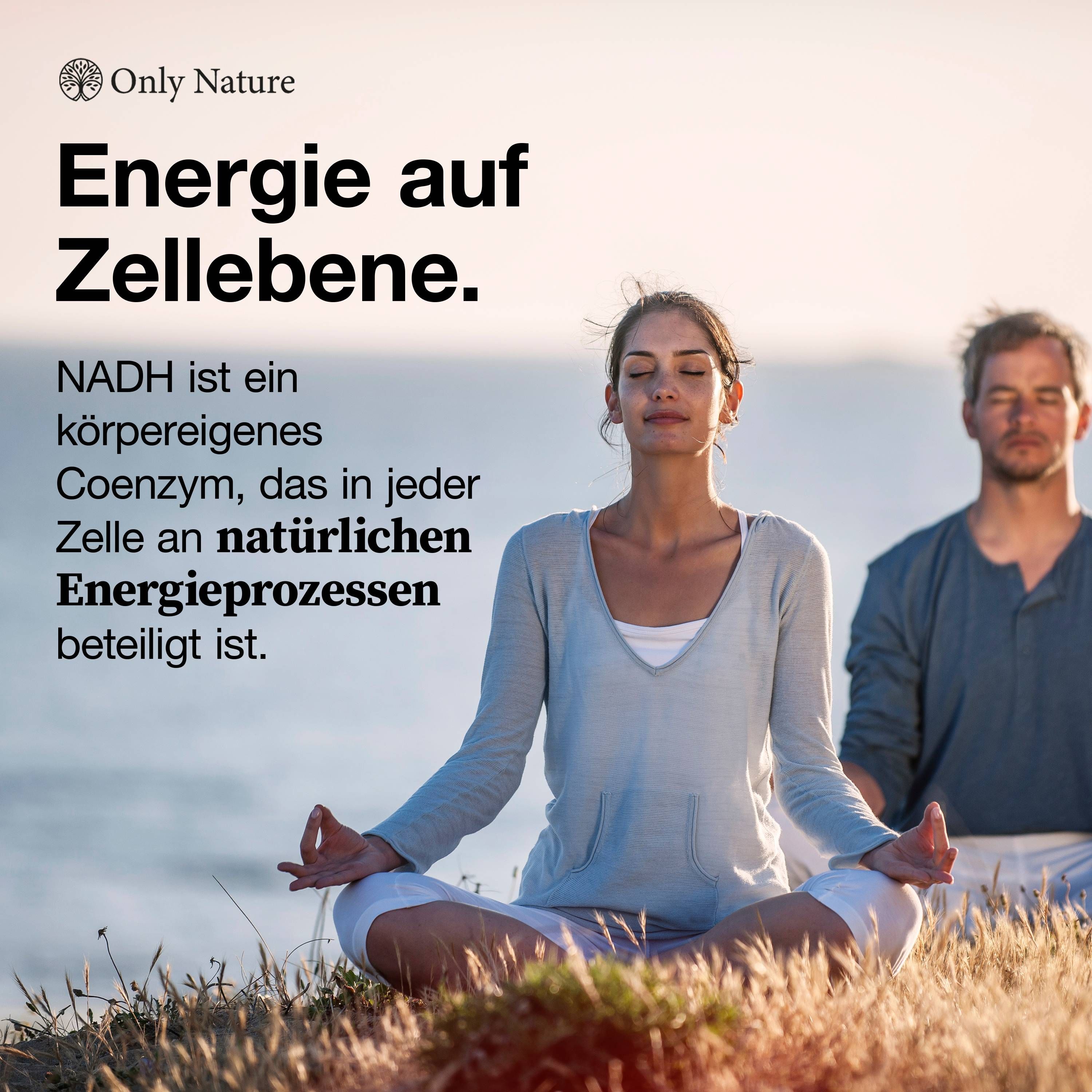 Paar meditiert am Strand. Text: "Energie auf Zellebene. NADH ist ein körpereigenes Coenzym."