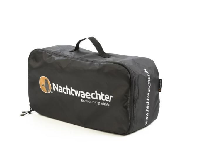Schwarze Reisetasche mit Griff und Reißverschluss. Das Logo von Nachtwaechter ist auf der Tasche zu sehen. Text: Endlich ruhig schlafen.