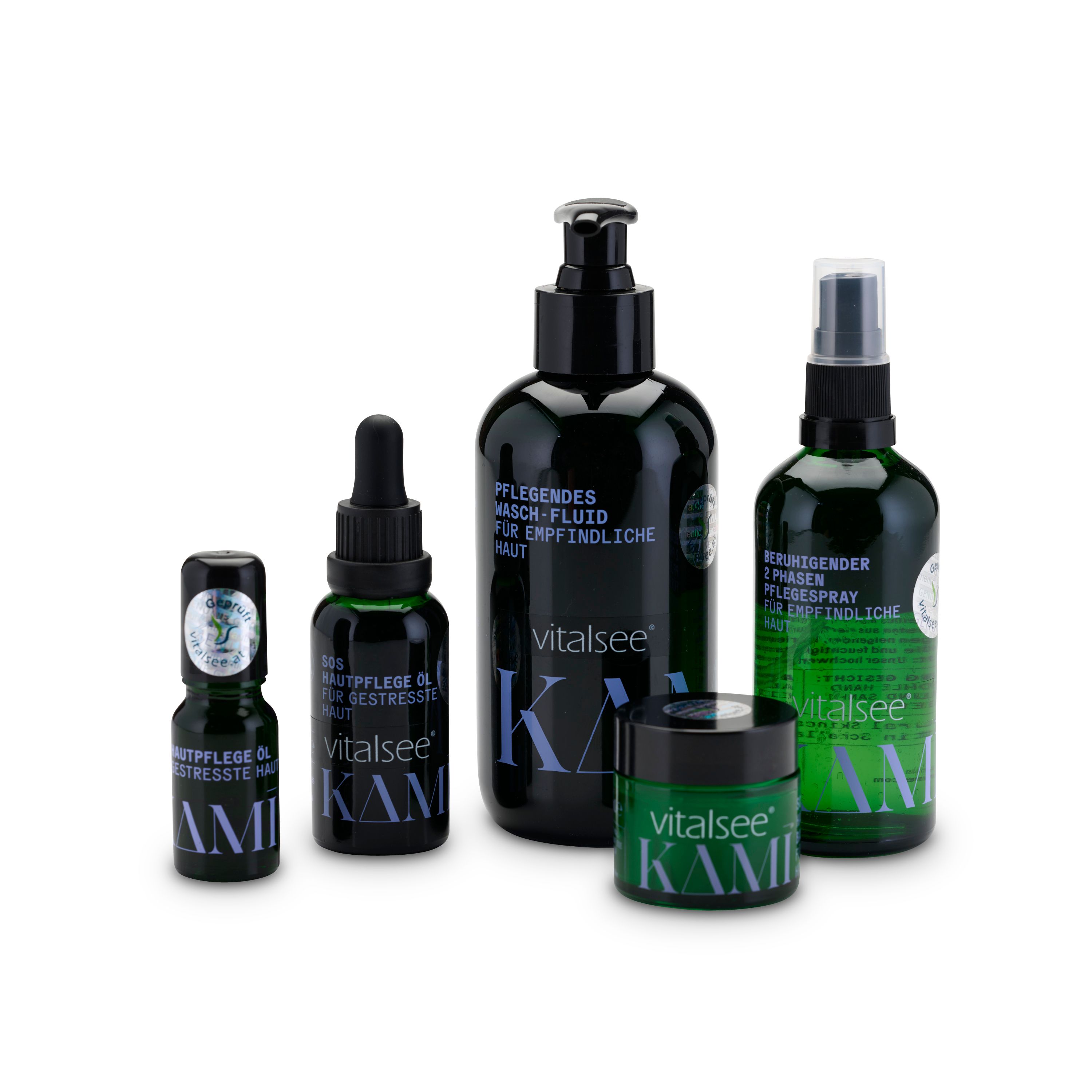 Verschiedene Flaschen und Tiegel. Schwarze und grüne Flaschen mit weißer Schrift. Das Produkt ist von vitalsee KAMI.