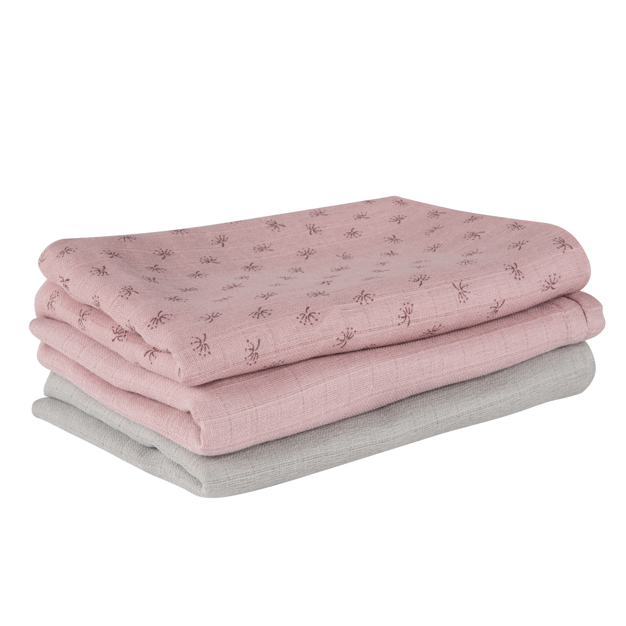 Drei gefaltete Mullwindeln, rosa und grau, mit Muster. Auf weißem Hintergrund.