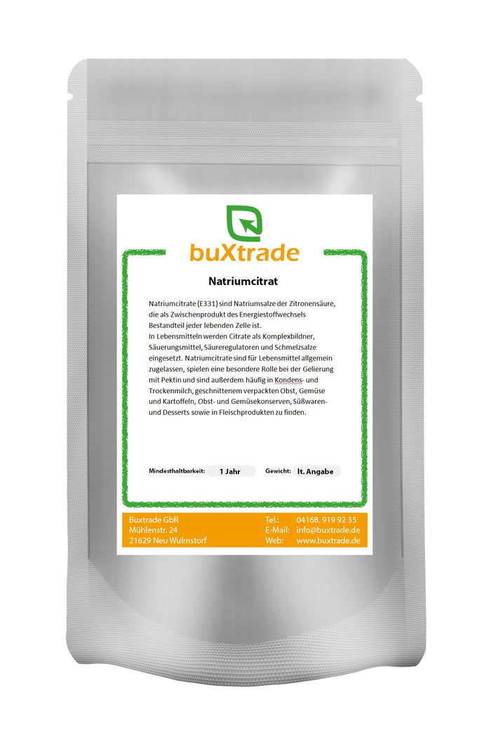 Beutel mit Produktetikett. Aufschrift: buXtrade Natriumcitrat. Text in Grün umrandet. Orangefarbener Bereich mit Kontaktdaten.