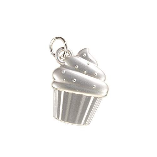 Silberfarbener Cupcake-Charm mit Anhänger. Details: Streifen, Punkte, Anhängerring.
