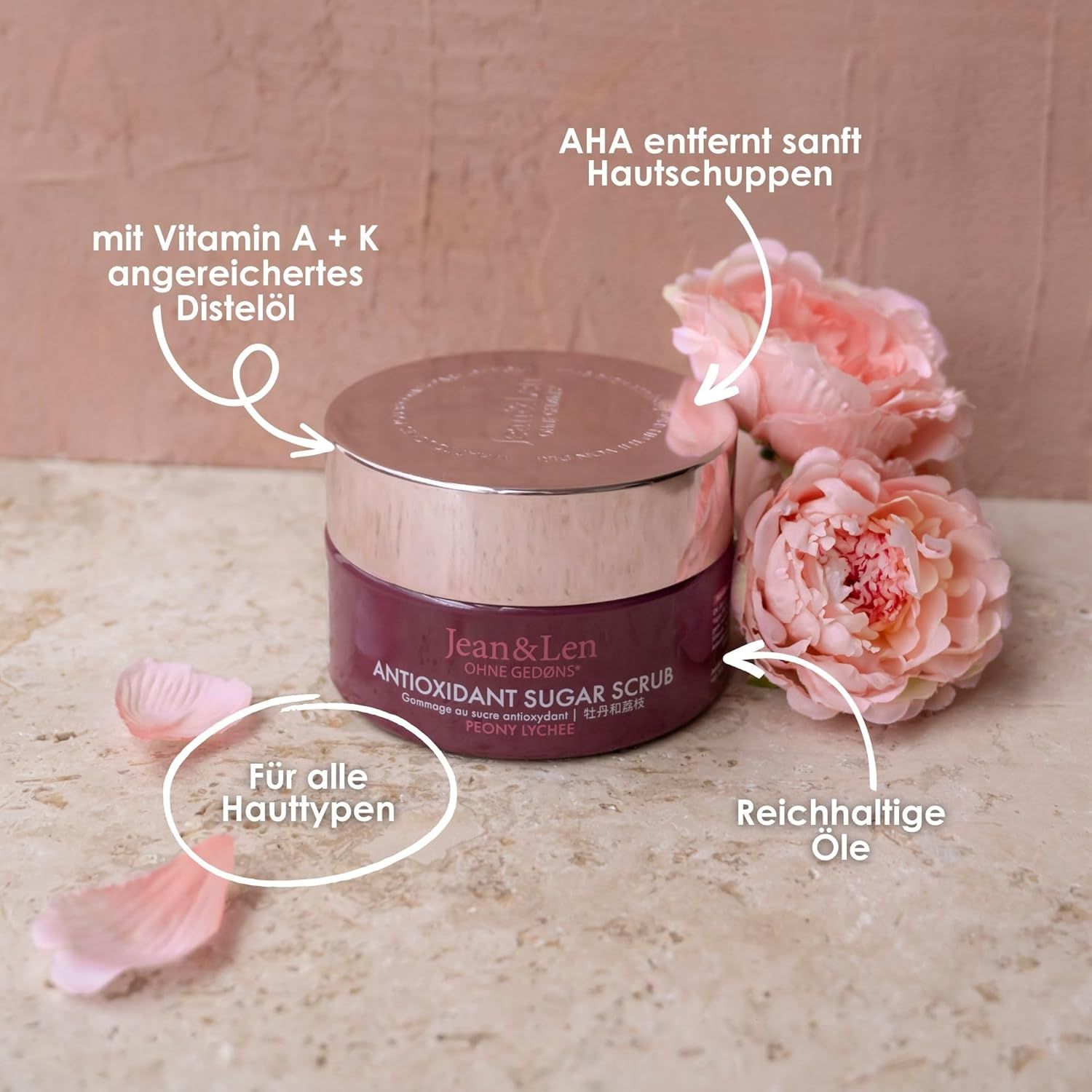 Tiegel Antioxidant Sugar Scrub von Jean & Len. Pfeile zeigen Inhaltsstoffe und Eigenschaften: Vitamin A + K, AHA, für alle Hauttypen, reichhaltige Öle.