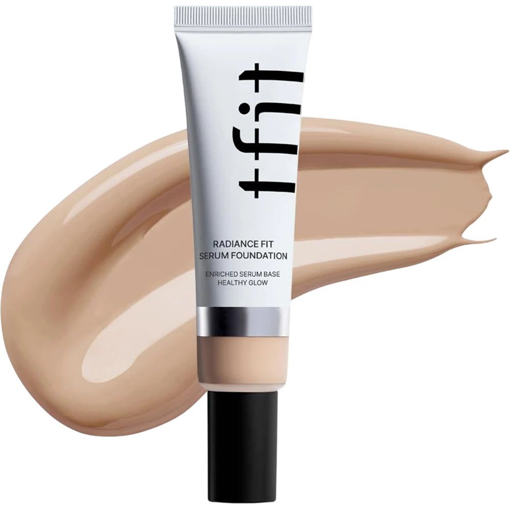 TFIT Radiance Fit Serum Foundation Tube. Weißer Tube mit Produkt und Produktname. Beige Foundation-Tropfen daneben.
