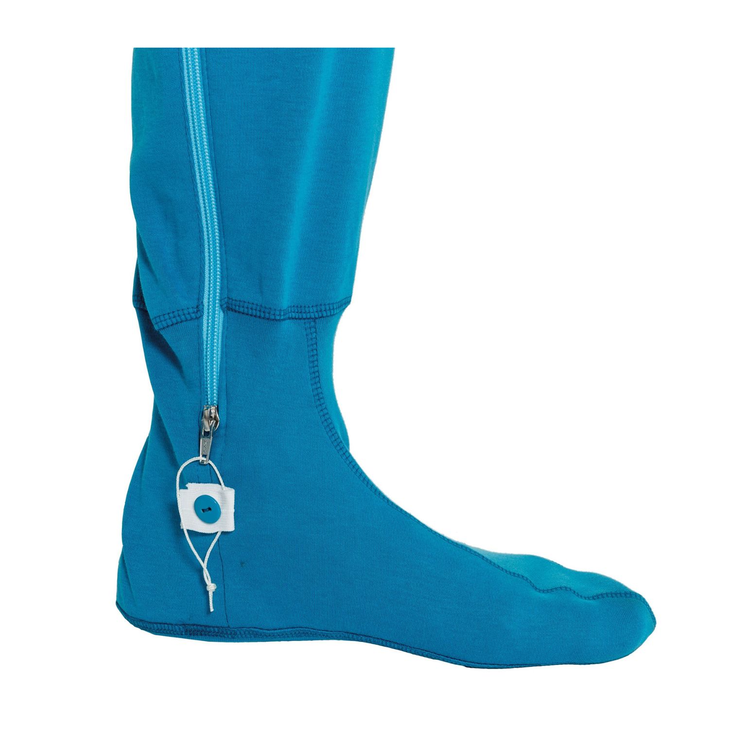 Blauer Pflegeoverall mit Fußteil. Reißverschluss an Beinseite. Weißes Etikett mit Knopf und Kordel.