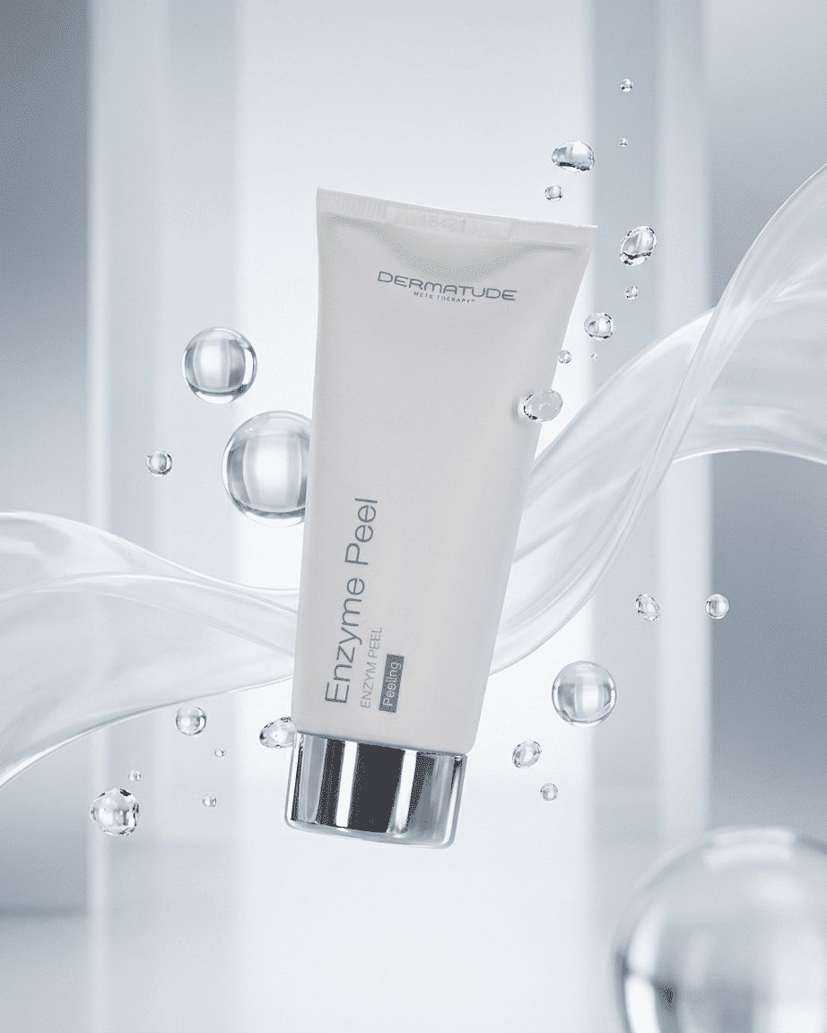 Ein weißer Schlauch 'Enzyme Peel' mit Fruchtstücken und Creme.