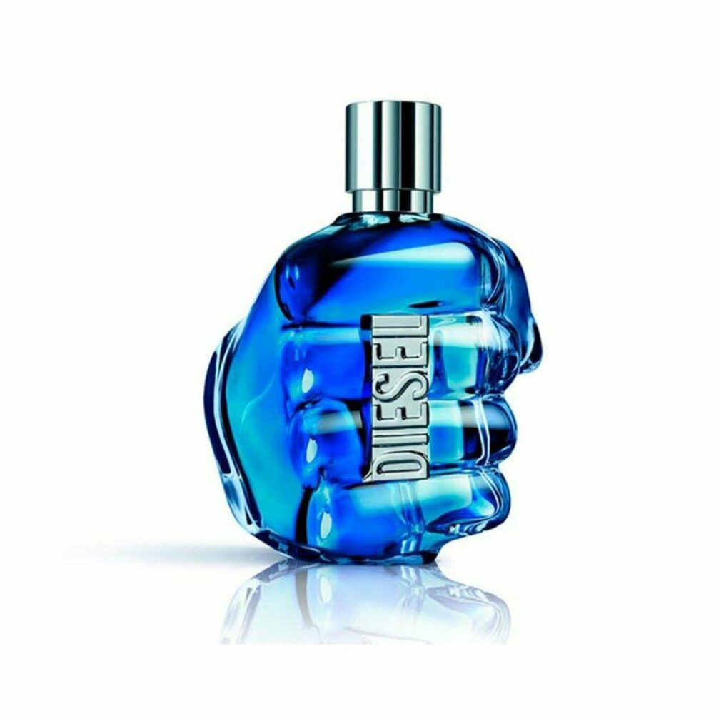 Blaues Parfumflakon in Faustform mit silbernem Verschluss. Aufschrift "DIESEL".