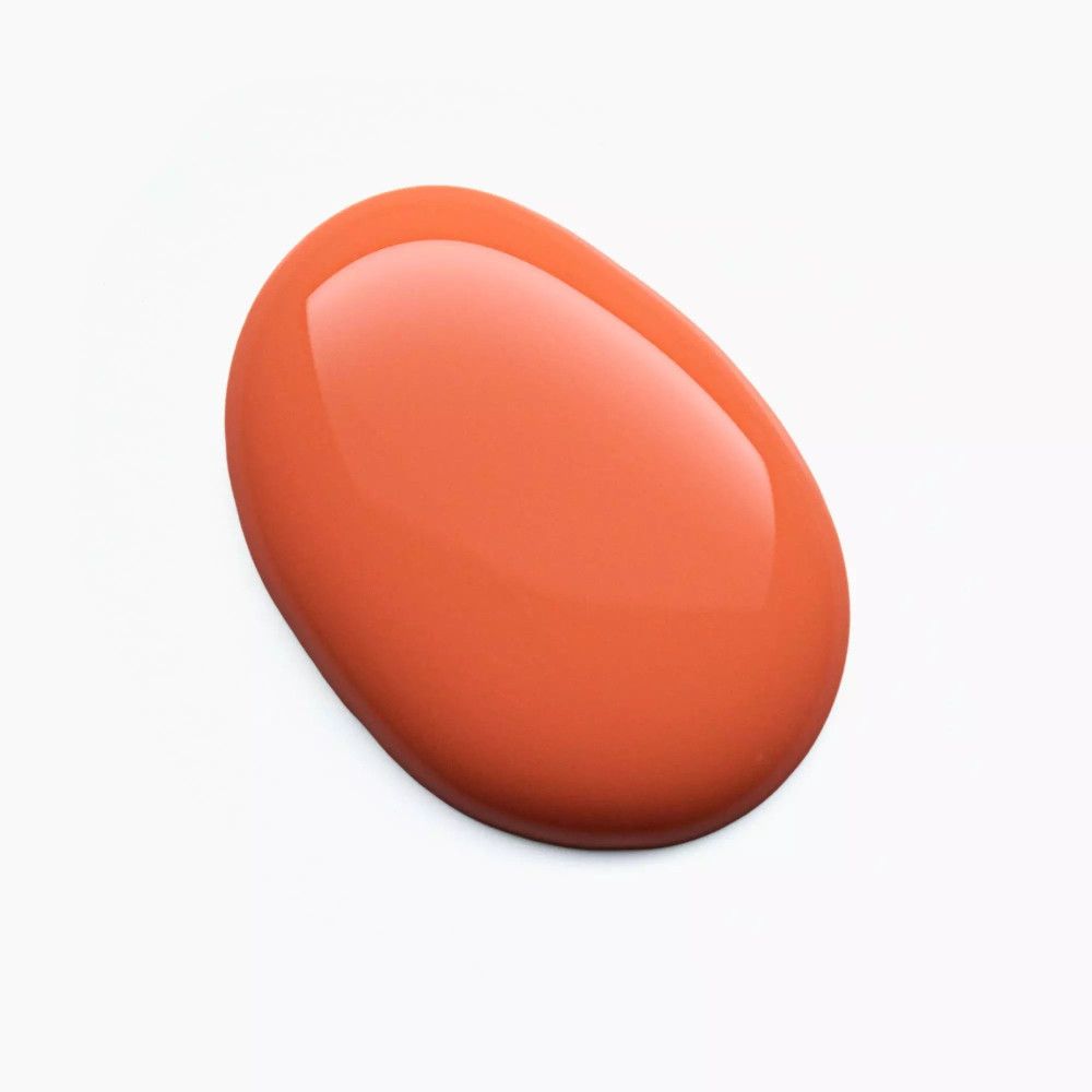 Orangener Nagellacktropfen auf weißem Hintergrund. Glänzende Oberfläche.