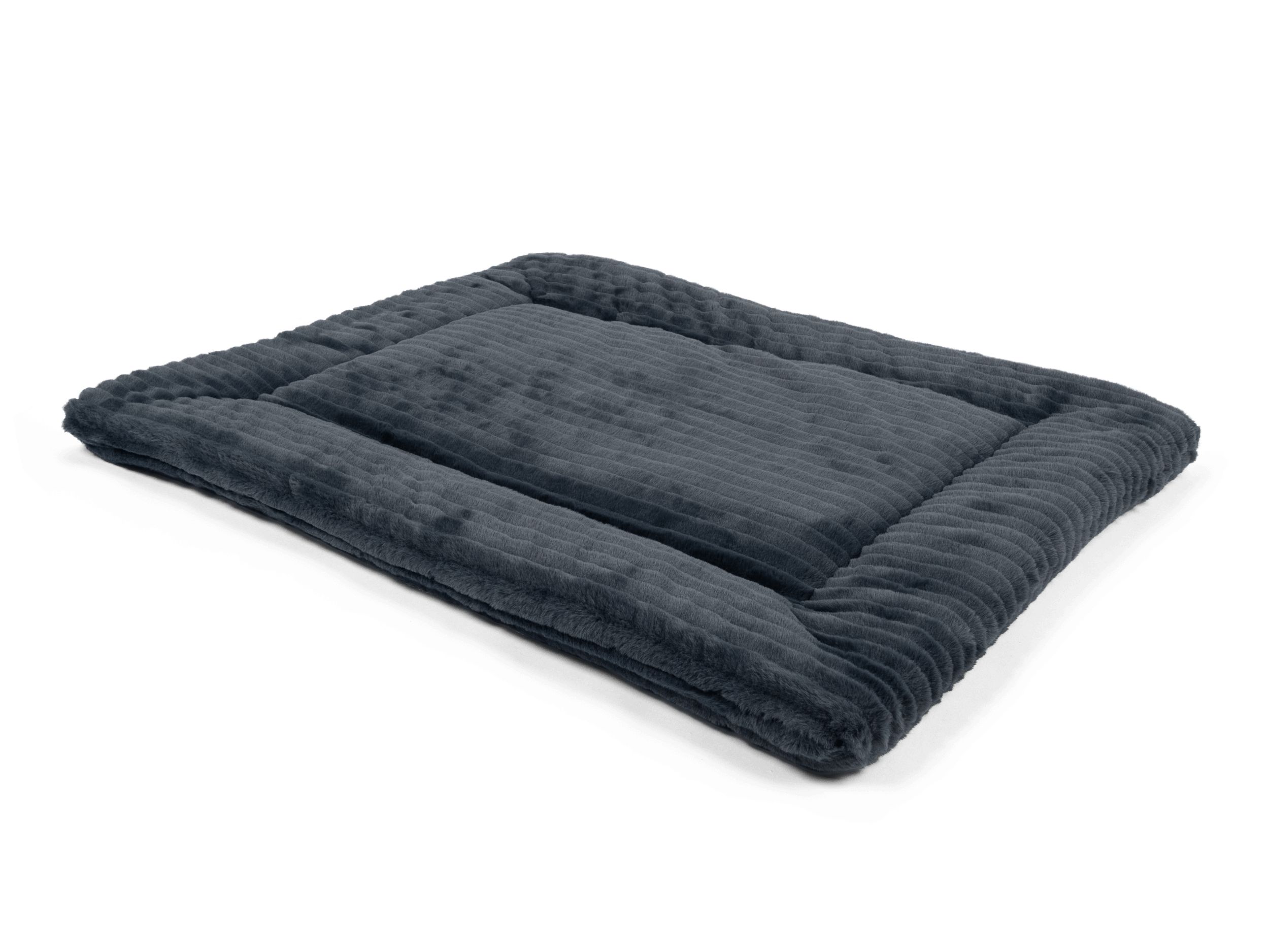Gefütterte Liegedecke, rechteckig, grau. Erhöhter Rand, geriffelte Oberfläche. Auf weißem Hintergrund.