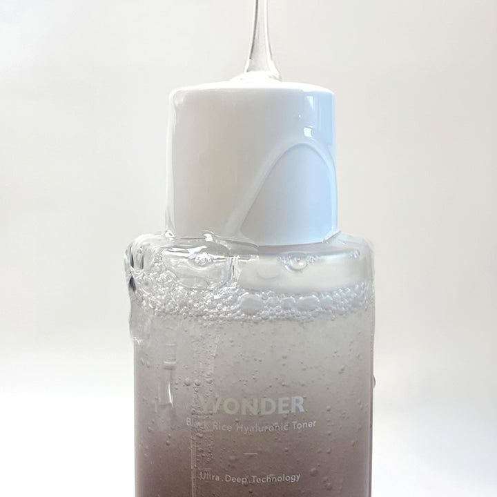 Nahaufnahme einer Flasche Toner, aus der Flüssigkeit austritt. Weißer Deckel. Aufschrift: Haruharu wonder.