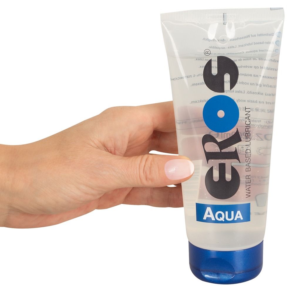 Hand hält transparente Tube mit blauem Verschluss. Aufschrift: EROS Aqua. Gleitmittel.