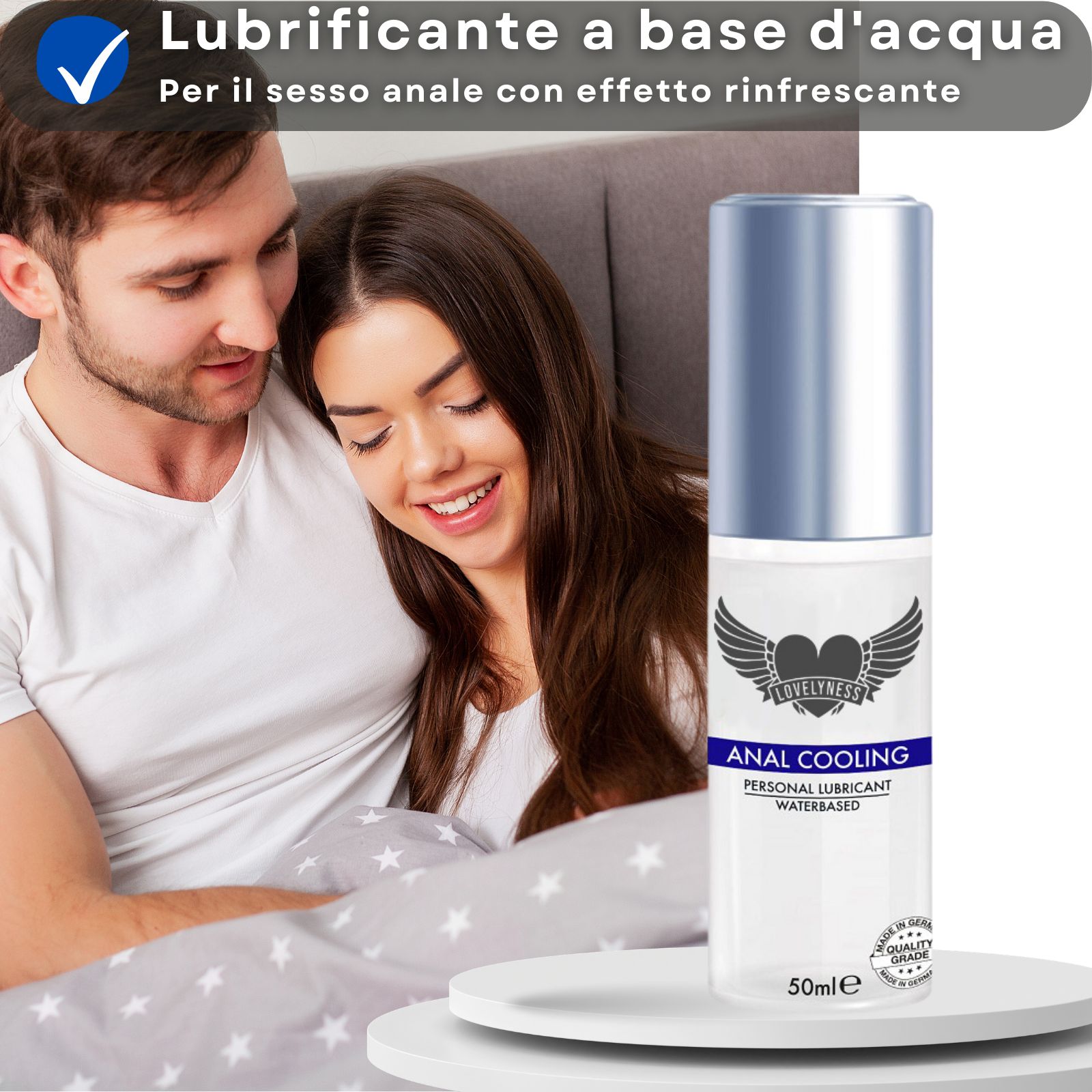 Gleitgel-Flasche. Text: Anal Cooling, Personal Lubricant, Waterbased. Paar im Hintergrund.