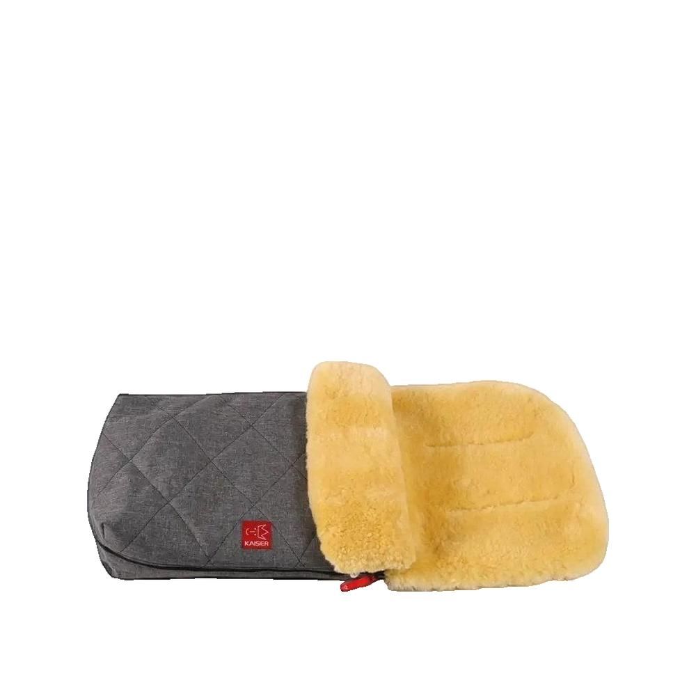 Anthrazitfarbener Fußsack aus Lammfell. Gelbes Lammfell innen, gesteppter Stoff außen. Rotes Logo. Seitliche Ansicht.