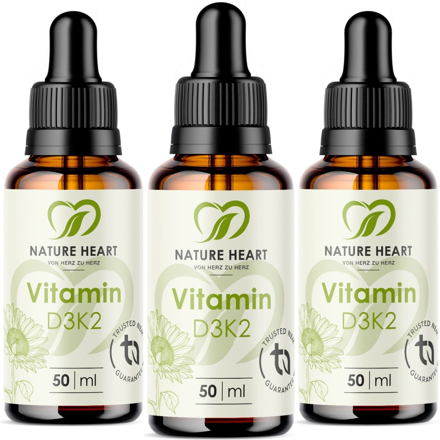 Drei Flaschen Vitamin D3K2 Tropfen. Braunglasflaschen mit schwarzer Pipette. Etikett mit Logo, Produktname und 50 ml.